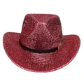 Détail d'un chapeau de cowboy à paillettes rouges avec bande en cuir et boucle plume dorée - Style à dessus bosselé / Rouge pastèque