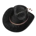 Détail d'un chapeau de cowboy noir tressé avec ruban marron, clous argentés et perles en bois - Noir