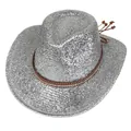 Vue de dessus détaillée du chapeau de cowboy à paillettes argentées avec ruban en cuir clouté - Argent