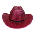 Détail d'un chapeau de cow-boy rose avec fini métallique brillant et ruban en cuir noir - Style à Sommet Plat / Rose rouge