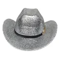 Détail d'un chapeau de cowboy à paillettes argentées avec ruban noir et boucle dorée - Style à Sommet Plat / Argent