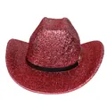 Détail du chapeau de cowboy rouge scintillant avec paillettes et bande décorative en cuir noir - Style à Sommet Plat / Rouge pastèque