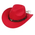Détail d'un chapeau de cow-boy en feutre rouge avec accessoire en métal tête de taureau - Style Bande à Rivets Tête de Taureau (171-B Rouge)