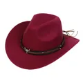 Détail d'un chapeau de cowboy rouge foncé avec ornement tête de taureau et tresse - Style Bande à Rivets Tête de Taureau (171-D Bordeaux)