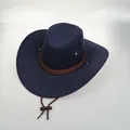 Dettaglio del cappello da cowboy blu navy con cinturino intrecciato e occhielli in metallo - M(56-58cm) / Blu Notte