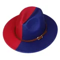 Chapeau fedora de style britannique avec un design bicolore rouge et bleu et boucle de ceinture - Rouge et Bleu Divisé (156-H)
