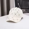 Dettaglio del cappellino beige con motivi a rombi in strass e borchie a forma di fiore - Beige Strass Rombo