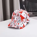 Dettaglio cappello hip-hop con stampa carte da poker e visiera curva di colore rosso - Rosso Bianco Carte da Gioco Stampa