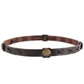 Detail van een boho leren hoedenband met bronzen metalen studs en decoratief stiksel - 20-Radiale Noppen Kruissteek