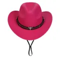Détail d'un chapeau de cowboy rose en laine avec breloque tête de taureau et cordon noir - M (56-58cm) / Rose rouge