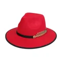 Cappello fedora rosso in feltro con piuma dorata e nastro nero decorativo - M (56-58cm) / Stile Foglia di Metallo (2HAT085) / Rosso