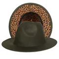 Dettaglio di cappello fedora verde scuro con elegante fodera leopardata sotto la tesa - Taglia unica(56-58cm) / Verde Militare (233-C)