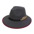 Cappello in lana grigio scuro con bordo rosso e spilla decorativa a foglia d'oro - M (56-58cm) / Stile Foglia di Metallo (2HAT085) / Grigio