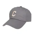 Detalle de gorra de béisbol gris con logotipo C bordado en 3D y tela de sarga dura - Estilo Letra C Bordado 3D / Gris