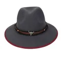 Cappello fedora grigio scuro con bordo rosso e fascia in pelle con teschio di toro - M (56-58cm) / Stile Intrecciato Testa di Bue Western (2HAT086) / Grigio