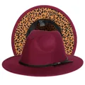 Dettaglio cappello fedora bordeaux con tesa leopardata ed etichetta in cotone e poliestere - Taglia unica(56-58cm) / Rosso Vino (234-I)