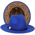 Dettaglio del cappello fedora blu con fodera leopardata e ciondolo a cuore in legno - Taglia unica(56-58cm) / Blu (236-K)