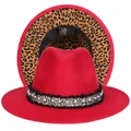 Dettaglio cappello fedora rosso con tesa leopardata e nastro decorato con perle - Taglia unica(56-58cm) / Rosso (238-G)