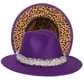 Dettaglio del cappello fedora viola con tesa leopardata e decorazione con perline - Taglia unica(56-58cm) / Viola (240-L)