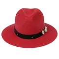 Détail du chapeau de paille rouge avec bande à rivets noirs et accessoire fleurie - 56-58cm / Décoration de Ruban Perles et Fleurs / Rouge