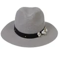 Détail du chapeau de paille Panama gris avec ruban fleuri et perles élégantes - 56-58cm / Décoration de Ruban Perles et Fleurs / Gris