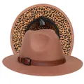 Dettaglio del cappello Fedora che mostra il cinturino in pelle marrone e fodera leopardata - Taglia unica(56-58cm) / Cammello (242-E)