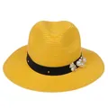 Détail d'un chapeau Panama en paille jaune avec ruban noir et fleur de perles élégante - 56-58cm / Décoration de Ruban Perles et Fleurs / Jaune