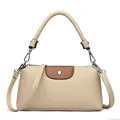 Elegante bolso para móvil de cuero granulado beige y marrón con correa ajustable - Albaricoque