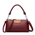 Elegante bolso de mano en cuero burdeos texturizado con solapa marrón y asa superior - Rojo