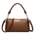 Elegante bolso de mano de cuero granulado marrón para mujer con solapa y correa cruzada. - Café