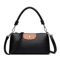 Elegante mini bolso de mano de cuero negro con solapa marrón para una mujer moderna. - Negro