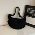 Bolso medialuna minimalista de pana negra con correa de hombro de nailon ajustable - Negro
