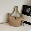 Bolso bandolera de pana caqui en forma de media luna con correa ancha ajustable - Caqui