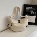 Bolso bandolera de media luna en pana color crema con correa ajustable y cremallera - Blanco Roto