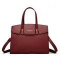 Sac à main cuir rouge foncé à texture litchi avec boucle dorée et bandoulière - Fuchsia