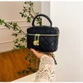 Schwarze gesteppte Mini-Vanity-Tasche mit Goldrosen-Anhänger und Kettengurt - Gesteppter Box-Stil / Schwarz