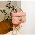 Rosa gesteppte Mini-Quadrat-Tasche mit goldenem Rosenanhänger und Kettenriemen - Gesteppter Box-Stil / Rosa