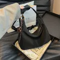 Schwarze Nylon-Halbmondtasche mit goldenen Beschlägen und Anhänger in einer Geschenkbox - Einheitsgröße / Schwarz