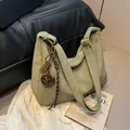 Hellgrüne Hobo-Tasche aus Wildlederimitat mit goldenen Details und Herzanhängern - Einheitsgröße / Grün