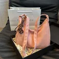 Rosafarbene Wildleder-Schultertasche mit Brezel-Anhänger in einer Geschenkbox - Einheitsgröße / Rosa