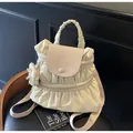 Dettaglio zaino in nylon beige a pieghe con patta in pelle e un piccolo borsellino tondo - Taglia unica / Bianco Sporco