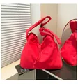 Detalle de bolso tote grande rojo de nailon con cordón ajustable y correa ancha para el hombro - Talla única / Rojo
