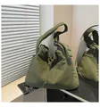 Vista detallada del bolso tote plisado verde oliva con cordón y correa ancha - Talla única / Verde