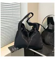 Detalle del bolso tote negro plisado de nailon impermeable con cordón y bolsillos - Talla única / Negro