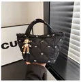 Borsa a secchiello trapuntata nera con fiocchi bianchi e ciondolo orsetto di peluche - Con Ciondolo / Nero