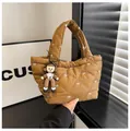 Borsa a secchiello marrone trapuntata con fiocchi bianchi e ciondolo a forma di bambola - Con Ciondolo / Cachi