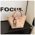 Borsa a secchiello rosa trapuntata con fiocchi ricamati e ciondolo a forma di cartone - Con Ciondolo / Rosa