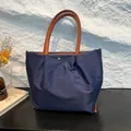 Borsa tote in nylon blu navy con manici in pelle marrone e fibbia dorata - Blu