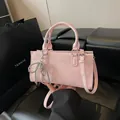 Sac à main rose minimaliste pour femme avec nœud en perles et logo de CLEAR♥K - Avec Pendentif / Rose