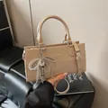 Sac baguette beige chic avec boucle argentée et pendentif décoratif en cœur - Avec Pendentif / Kaki
